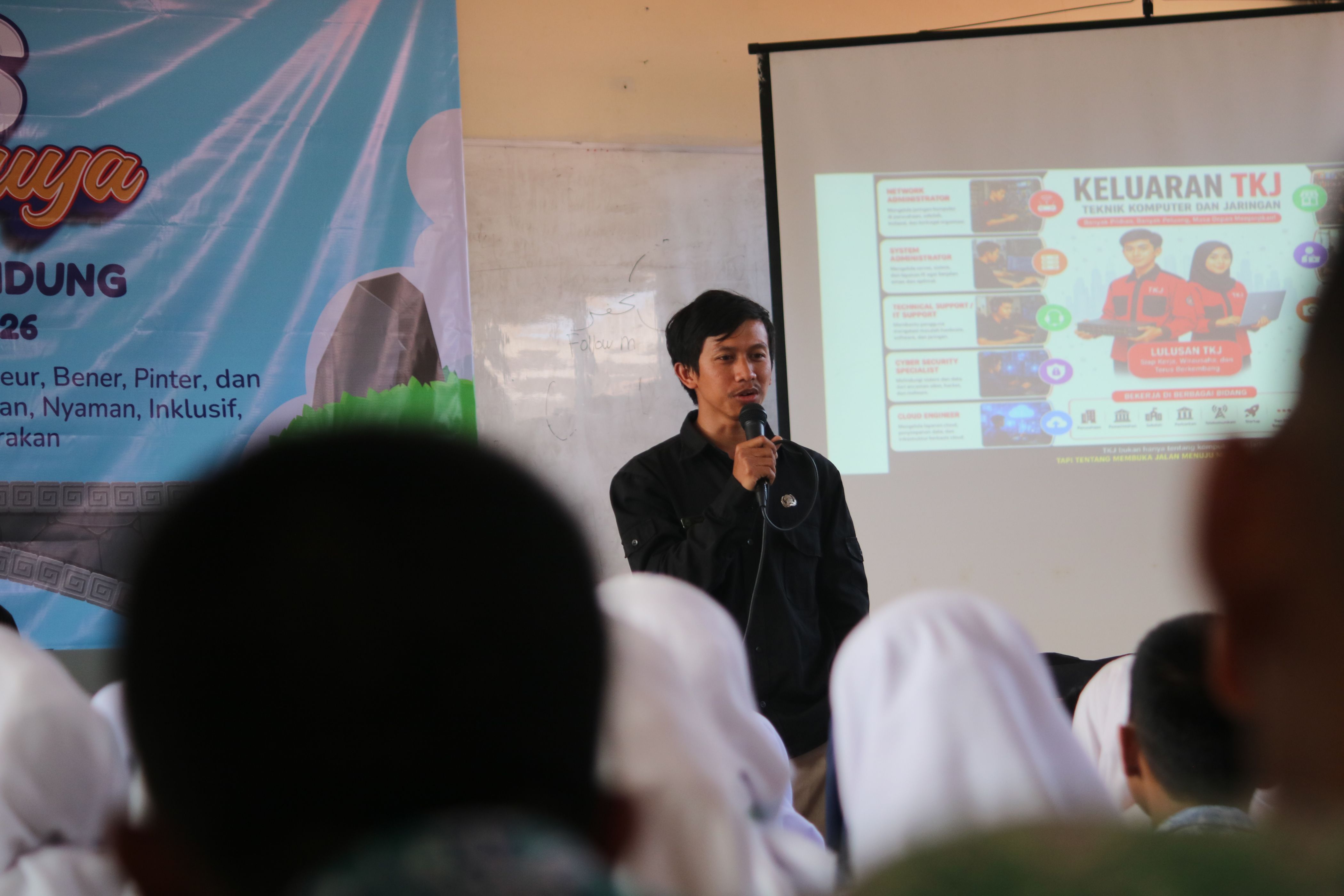 Perkuat Mental dan Kenali Budaya Kerja Industri, MPLS Pancawaluya Hari Ke-2 SMKN 4 Bandung Berlangsung Interaktif